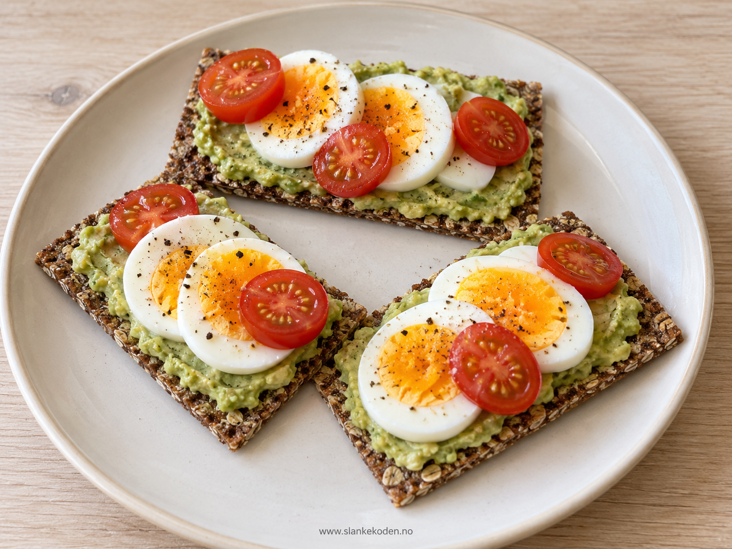 Fiberknekkebrød med avokado og egg