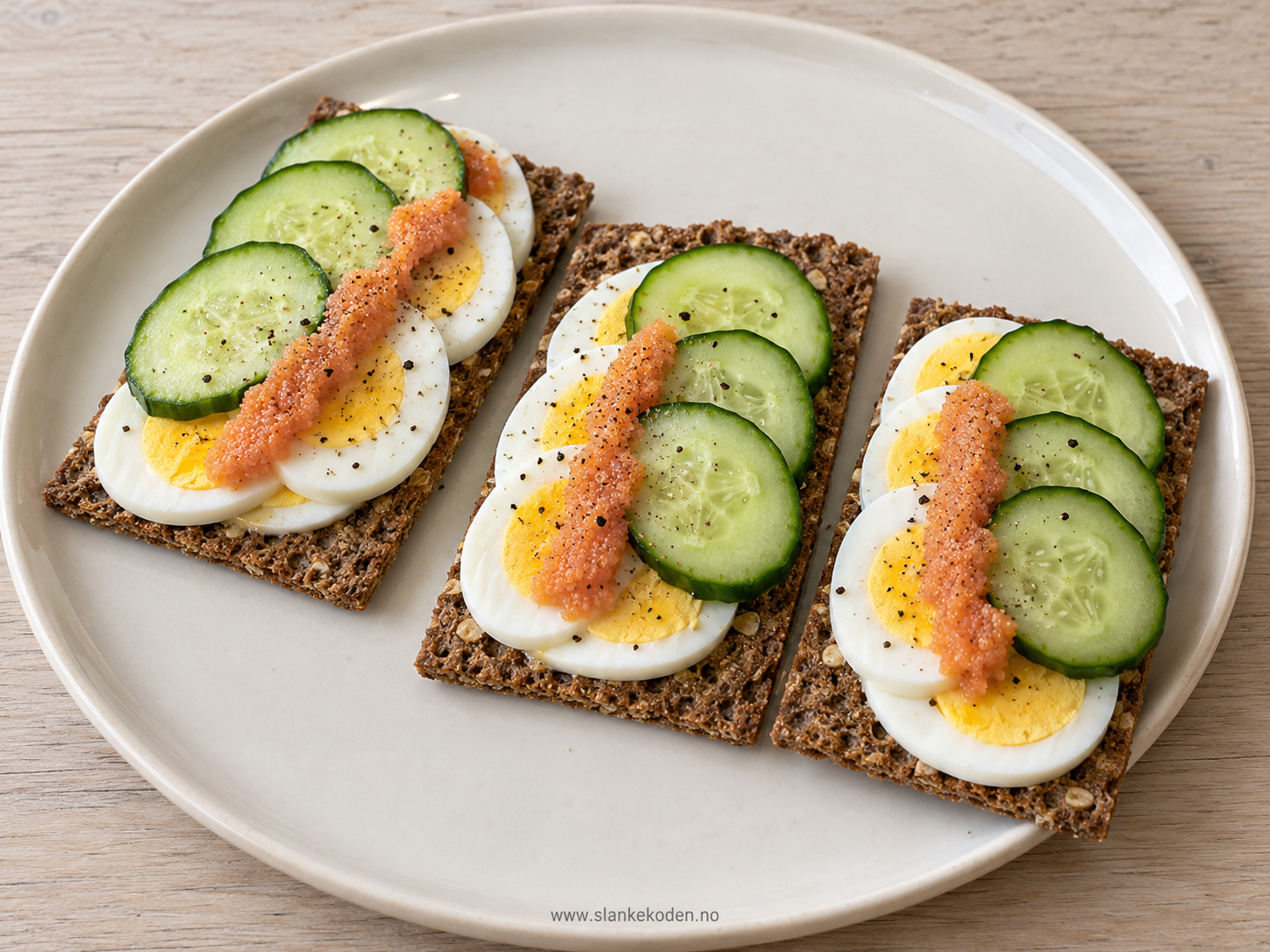 Knekkebrød med egg og kaviar
