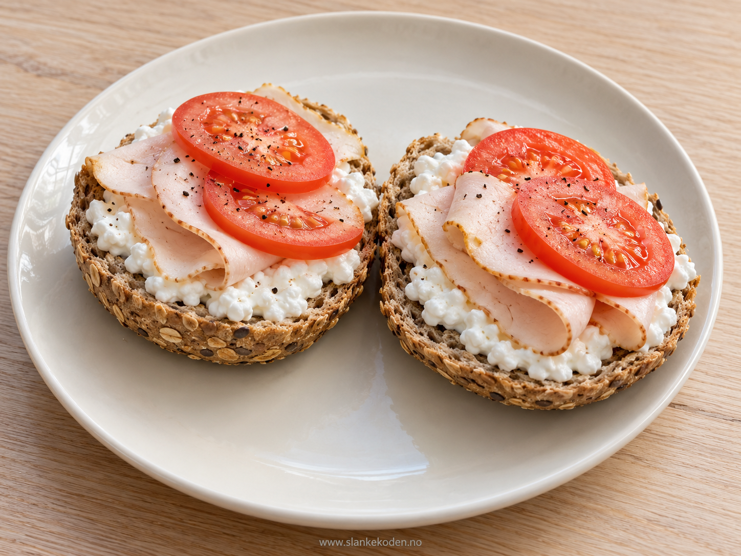 Grovt rundstykke med kalkun og cottage cheese