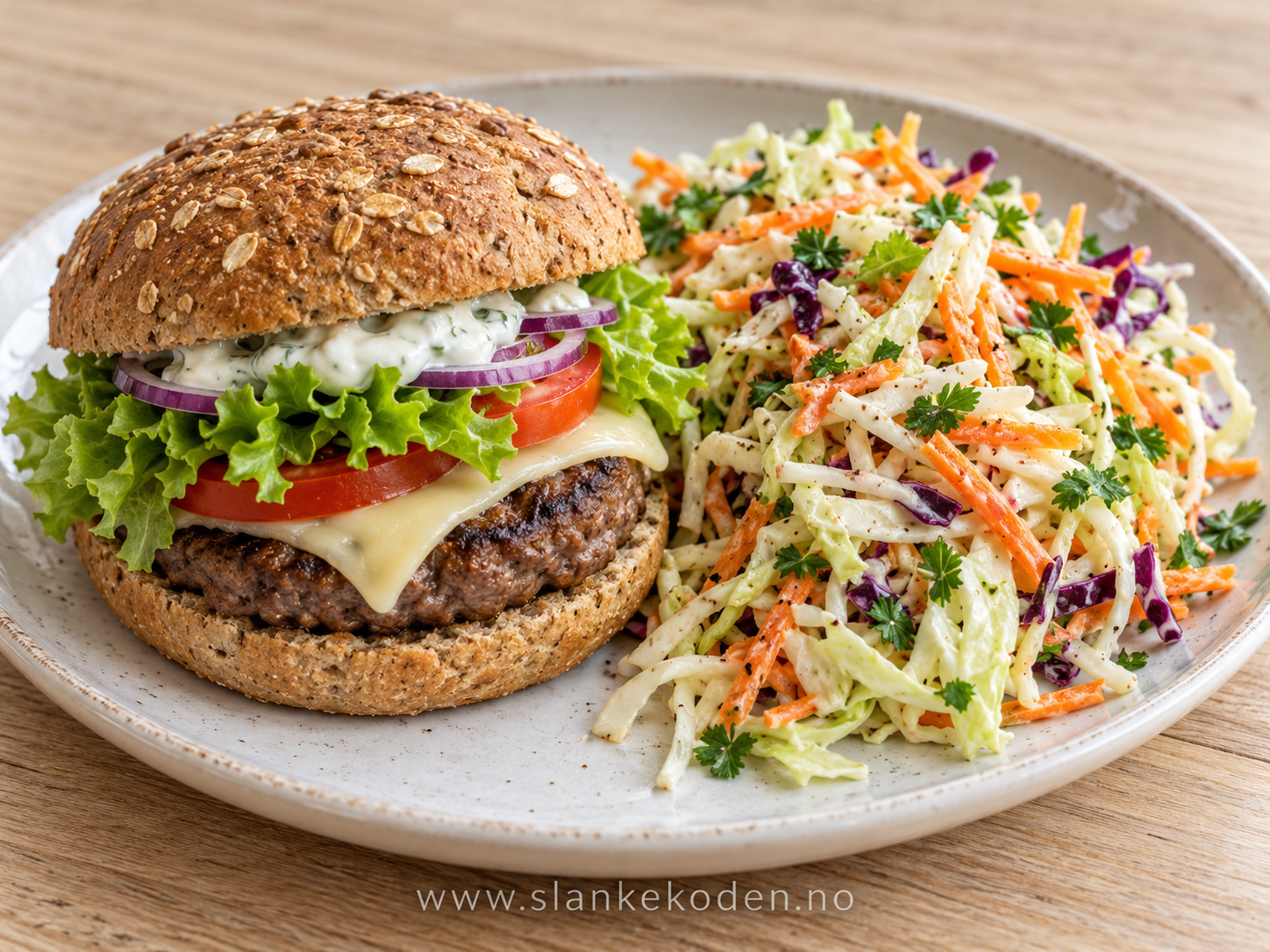 KI-illustrasjon av saftig helgeburger med sprø coleslaw
