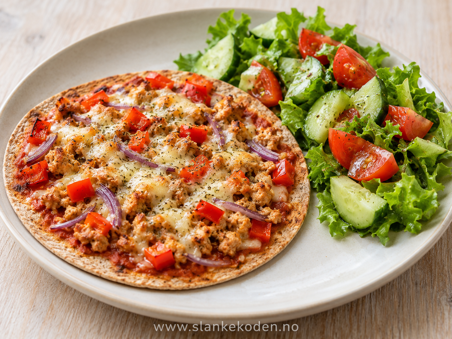 KI-illustrasjon av sprø tortillapizza med kylling