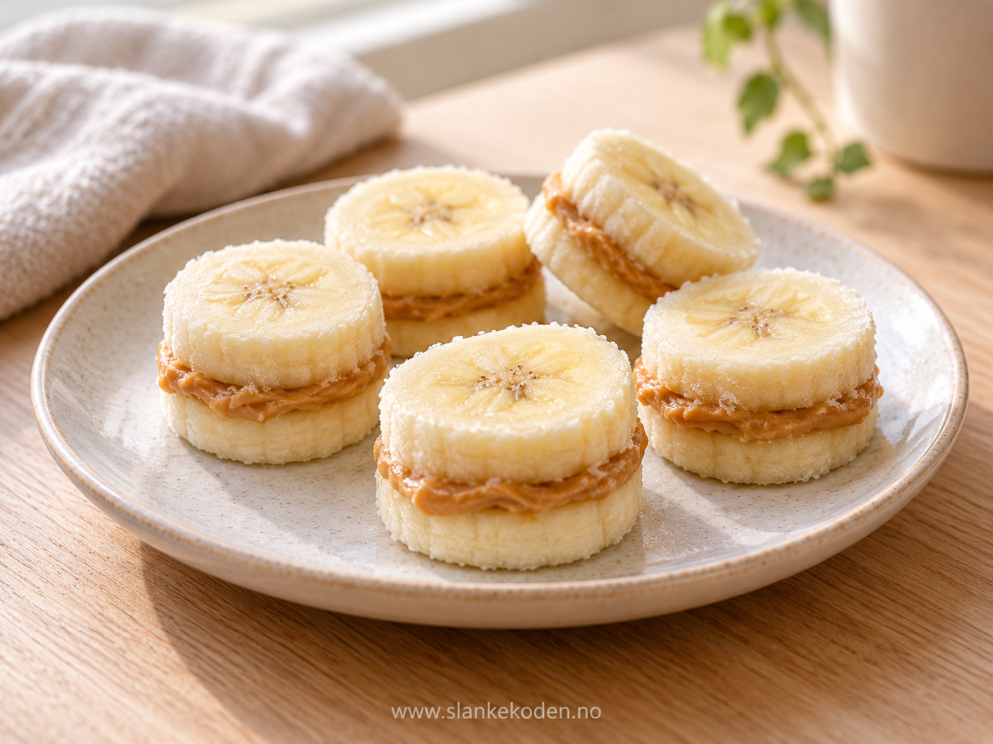 KI-illustrasjon av bananbiter med peanøttsmør